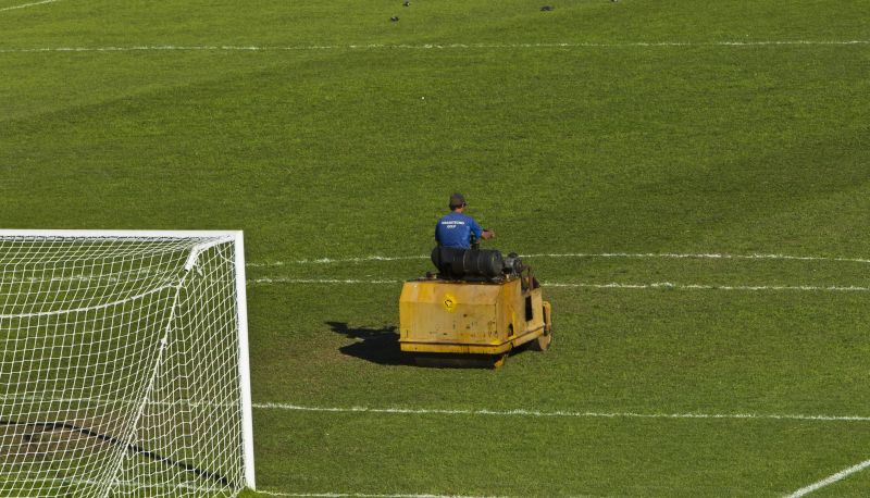 Um dos fatores que contribuem para problemas nos campos são os cuidados voltados apenas para a superfície da grama | Antônio Costa/Gazeta do Povo
