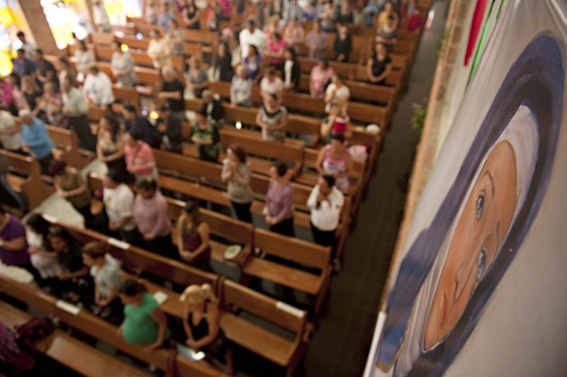 A igreja de Santa Edwiges na missa das 15 horas: fiéis em busca de solução sobrenatural para questões financeiras | Marcelo Andrade/Gazeta do Povo