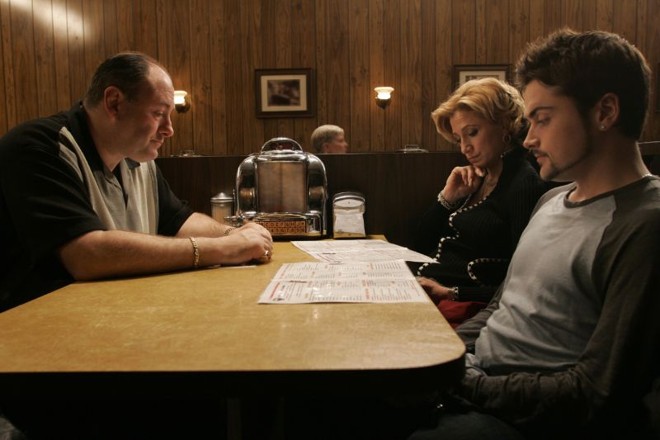 Sopranos- A depressão de Tony Soprano revolucionou a televisão norte-americana. O seriado mostrava uma rede de intrigas familiares de mafiosos italianos com narrativas realistas. No meio de tudo, o protagonista interpretado por James Gandolfini vivia um conflito existencial  recorrendo à terapia para executar o estressante trabalho | 
