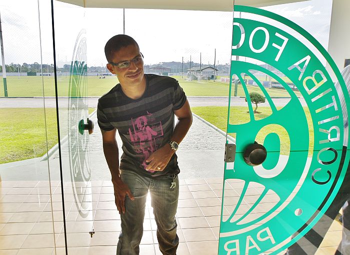 Alex chega ao CT da Graciosa para o primeiro dia de atividade no retorno ao Coritiba | Daniel Castellano / Gazeta do Povo
