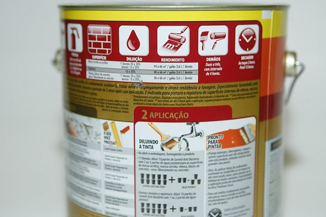 Tinta com a orientação: atrás das latas de tinta constam orientações sobre quantos litros serão necessários a partir da área a ser pintada |