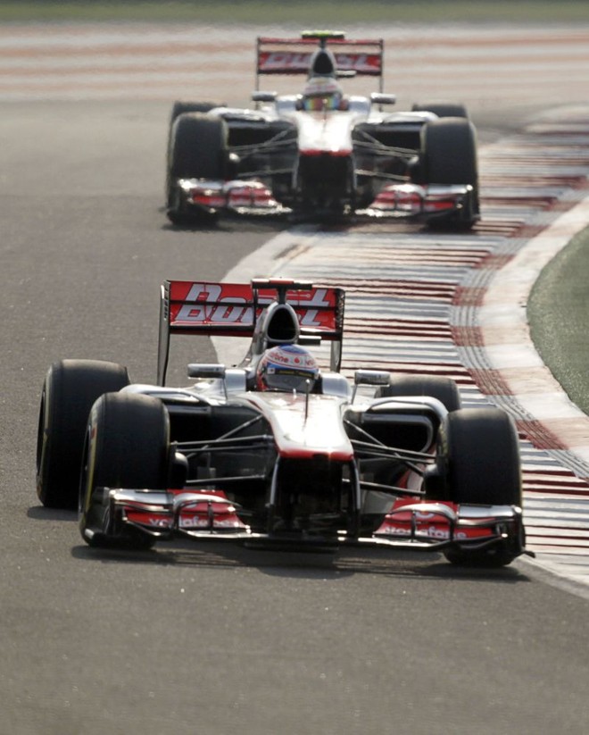 Os pilotos da McLaren Lewis Hamilton e Jenson Button ficam na segunda fila do grid. | 