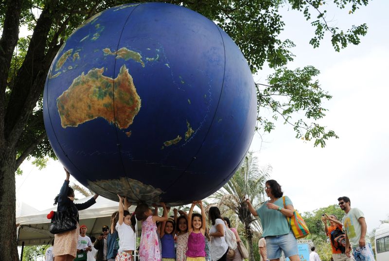 Crianças brincaram com um globo gigante durante a Rio+20, em junho, no Rio de Janeiro | Vanderlei Almeida / AFP
