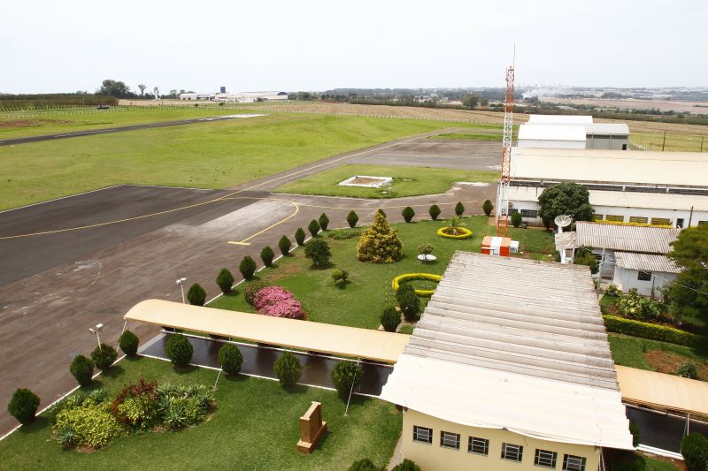 Em Arapongas, voos foram suspensos há quatro meses: irregularidades incluíam falta de sinalização e degradação da pista | Roberto Custódio/ Gazeta do Povo