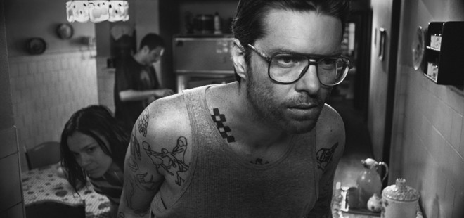 Cores, filme rodado em preto e branco, brinca com seu título |