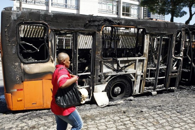 Cobradora relatou que cheiro forte de queimado começou uma quadra antes do ponto onde o ônibus parou |