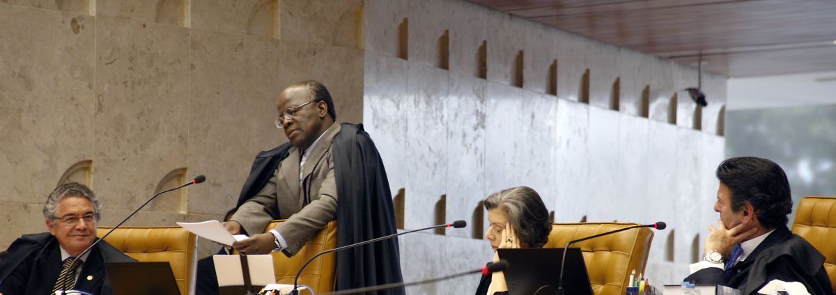 A absolvição de Duda Mendonça foi a primeira vez que mais de seis ministros reconheceram como vencedora a tese do revisor do caso, Ricardo Lewandowski, impondo uma derrota ao relator, Joaquim Barbosa (em pé na imagem) | Gervásio Baptista / Divulgação / STF