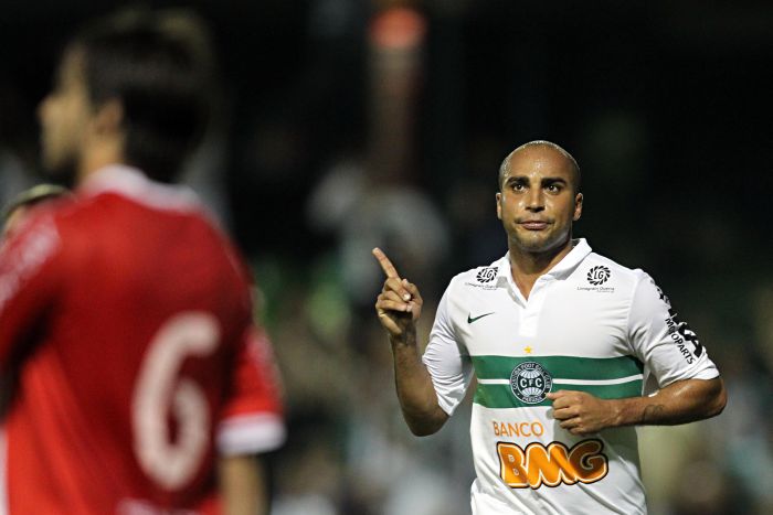 A cena está se tornando comum: Deivid comemora seu sexto gol com a camisa do Coritiba | Albari Rosa / Gazeta do Povo