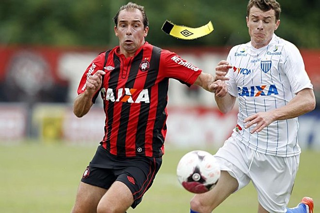 Paulo Baier divide a bola com o volante Rodrigo Thiesen, do Avaí | 