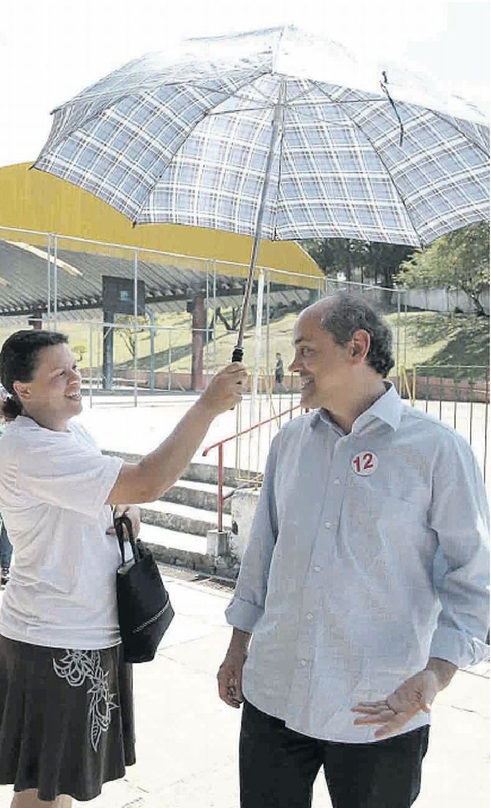 Só faltou a água fresca. Uma eleitora ofereceu sua sombrinha para Gustavo Fruet quando ele visitava alguns bairros ontem de manhã, após votar. O gesto carinhoso lhe deu sorte | Jader Rocha