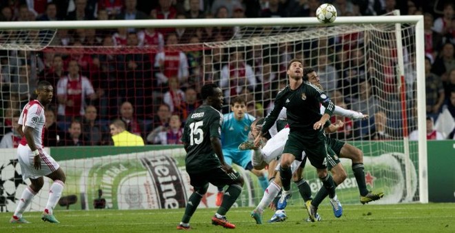 Xabi Alonso e Essien observam a bola na defesa do Real Madrid |