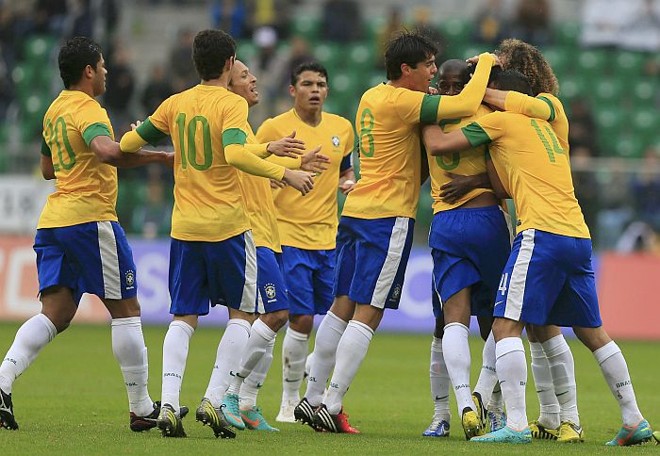 Jogadores do Brasil comemoram o gol de Paulinho, o primeiro na vitória sobre o Japão | 