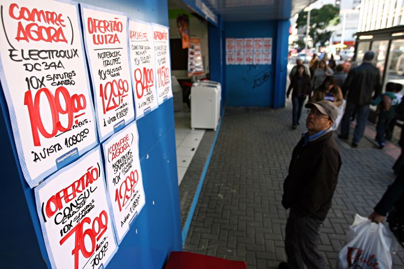 Preço à vista igual ao do parcelamento dito sem juros é uma falácia não percebida pela maioria dos brasileiros | Felipe Rosa/ Gazeta do Povo