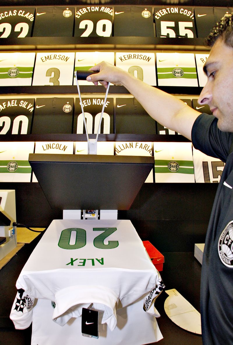 Boutique do Coritiba fatura com a contratação de Alex: camisa 20 do ídolo seduz torcida | Hugo Harada/ Gazeta do Povo