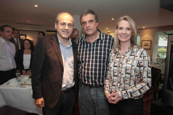 A semana dos candidatos a prefeito de Curitiba foi marcada pelo corpo a corpo, seja com eleitores ou com cabos eleitorais de peso. Enquanto Gustavo Fruet e sua vice, Mirian Gonçalves, recebiam o ministro da Justiça, José Eduardo Cardozo, que veio gravar para o programa de rádio e tevê do aliado... | Jader Rocha