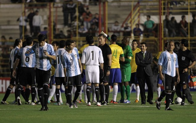 Jogadores ficaram boa parte do tempo em campo esperando uma decisão do árbitro | 