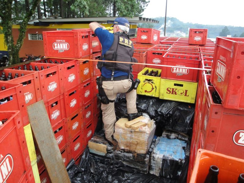 Policiais localizaram a maconha escondida | PRF/ Divulgação