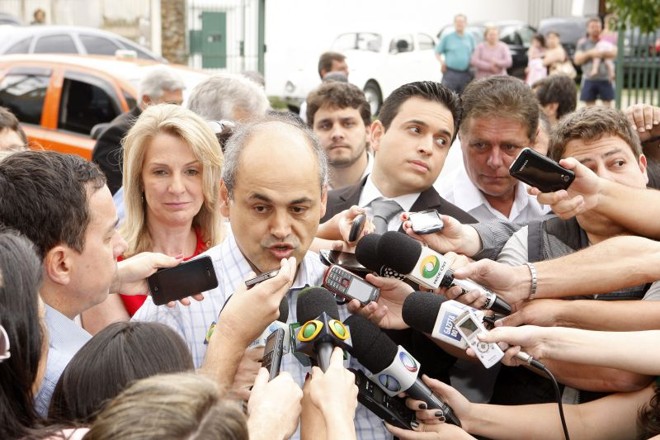 Fruet fala com a imprensa em frente à Unicuritiba - o local de votação do candidato do PDT | 