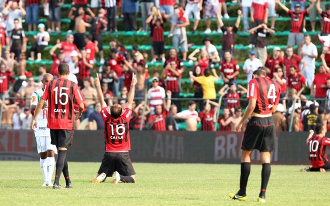 Paulo Baier se ajoelha para comemorar o gol salvador aos 49 do segundo tempo | 
