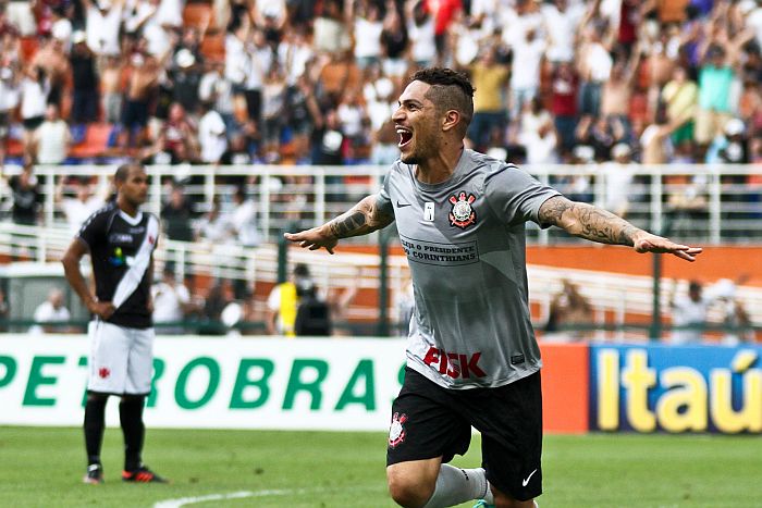 Paolo Guerrero comemora o gol do Corinthians que decretou a quinta derrota seguida do Vasco | Ale Vianna / Folhapress