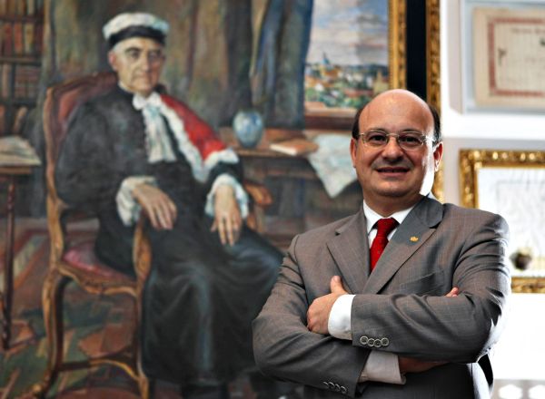 Zaki vence eleição na UFPR- Com 61,06% dos votos, o atual reitor da UFPR, Zaki Akel Sobrinho, conquistou o apoio da comunidade acadêmica para mais um mandato no cargo. Na última semana, Akel Sobrinho derrotou nas urnas a diretora do Setor de Ciências Humanas, Letras e Artes, Tarcisa Bega, que teve 38,94% dos votos. Até a próxima quinta-feira, o Conselho Universitário encaminhará uma lista tríplice de nomes ao Ministério da Educação, que tem liberdade para escolher quem será o novo reitor. Entretanto, o resultado das urnas costuma prevalecer. | Ivonaldo Alexandre / Gazeta do Povo