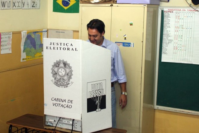 Ratinho Jr. durante a votação, na Escola Municipal Vinhedos, em Santa Felicidade |