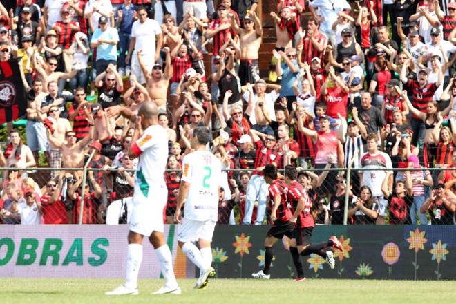 João Paulo e Elias comemoram o segundo gol atleticano, marcado por Marcelo | Antonio More / Gazeta do Povo