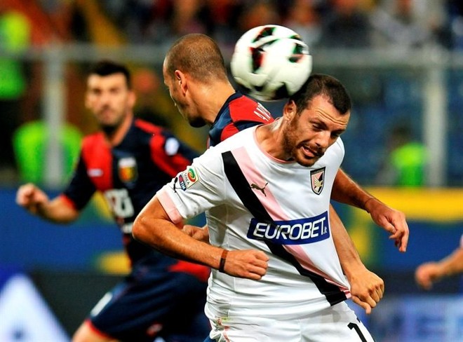 Autor do gol do Palermo, Giorgi tenta controlar a bola com a cabeça em disputa com marcador | Luca Zennaro / EFE