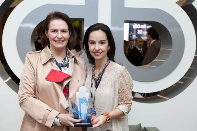 Jacqueline Lemos (à esq.) e Silvia Pires, respectivamente superintendente e gerente de marketing do ParkShoppingBarigüi, receberam o primeiro lugar no Prêmio Abrasce 2012 pelo case da expansão do setor de lojas, que neste mês completa dois anos de inauguração. A premiação ocorreu no último dia 15 na abertura do 12º Congresso Internacional de Shopping Centers, em São Paulo |