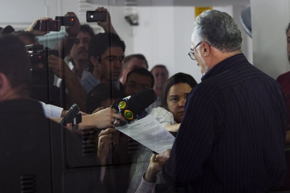 Retiro-me do governo com a consciência dos inocentes. Não me envergonho de nada. (...) A Corte [o STF] foi, sobretudo, injusta. Condenou um inocente, condenou-me sem provas.José Genoino, ao ler carta em que anuncia demissão do governo federal e na qual critica a decisão do STF. | Apu Gomes/Folhapress