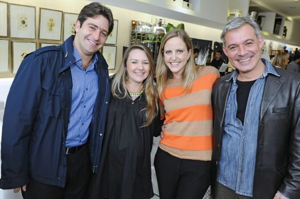 Os irmãos Gabriel e Isabel Raad (ele, à esq., ela de blusa colorida), da construtora Laguna, e Paulo Peruzzo foram os anfitriões do movimentado almoço para arquitetos e decoradores na loja Vila Sierra Interiores, no Batel, na terça-feira. O evento foi para apresentar o projeto do apartamento decorado do edifício EOS Barigui. Também na foto, a arquiteta Juliana Longo Raad, mulher de Gabriel | Gerson Lima