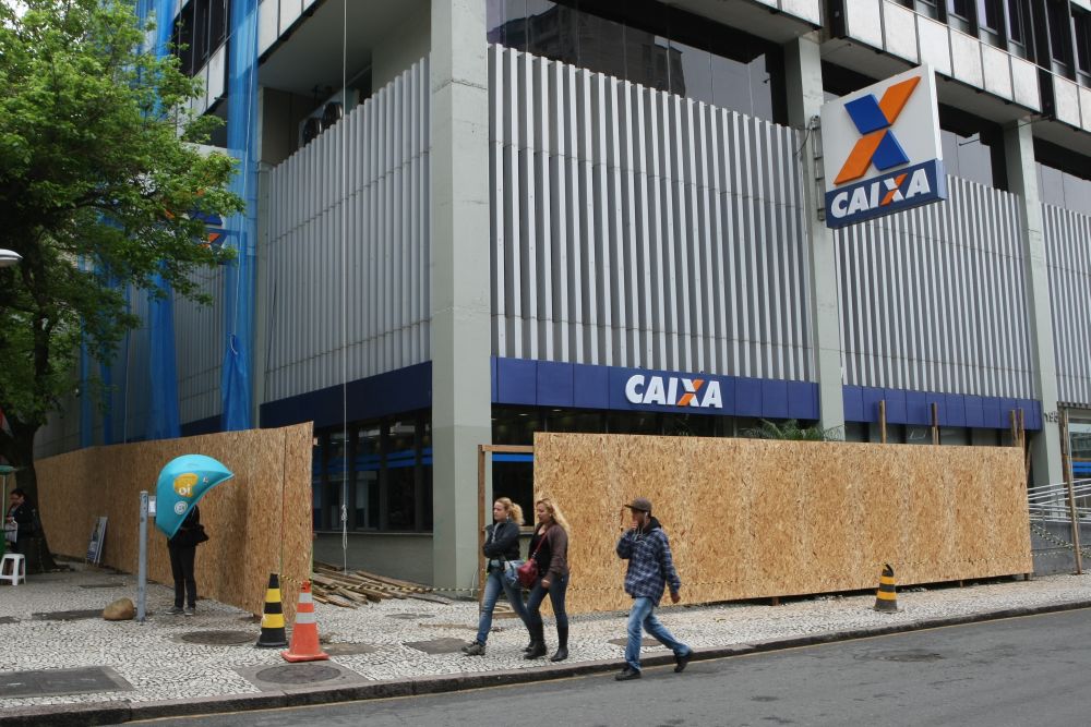 Tapumes foram colocados em volta do prédio após o incidente com a placa de granito que se soltou | Aniele Nascimento/Agência de Notícias Gazeta do Povo