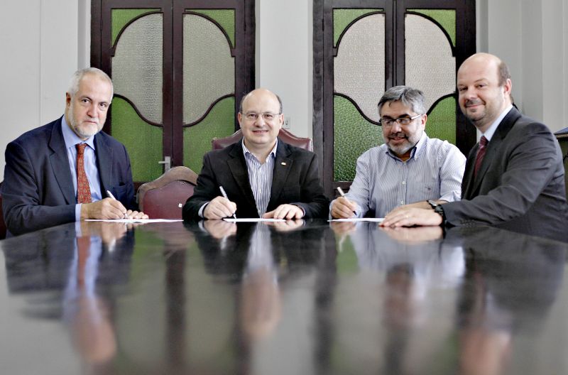 Paolo Cappellini (Firenze), o reitor Zaki Akel Sobrinho, José Antônio Peres Gediel e Ricardo Marcelo Fonseca (UFPR) assinaram o acordo entre as instituições na terça-feira passada, em Curitiba | Jonathan Campos / Gazeta do Povo