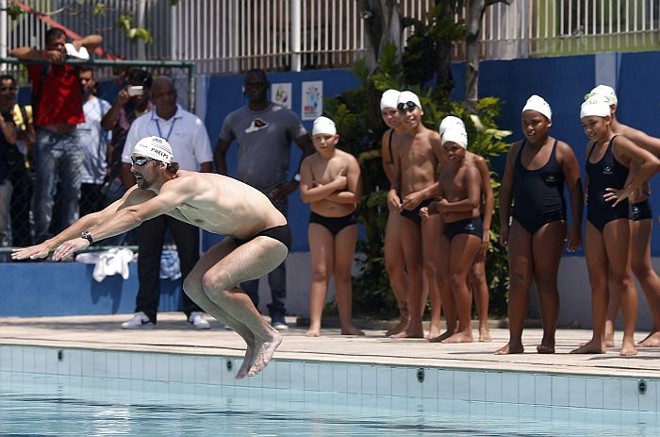Phelps brinca com as crianças no Complexo do Alemão | 
