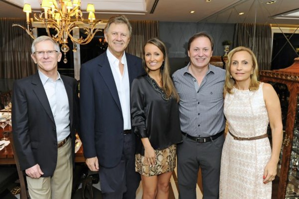 Os diretores da construtora San Remo, João Carlos Perussolo, sua filha Aline Perussolo e sua mulher, Sônia Moritz Perussolo, com o arquiteto Rodolfo Doubek Filho e o empresário Fabio Mattioli (ambos à esq.), da Luxaflex, no coquetel de apresentação do apartamento decorado do edifício Palazzo Lumini, na terça-feira | Gerson Lima