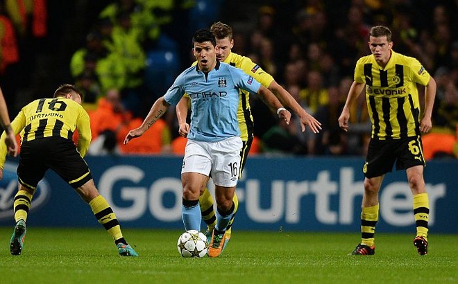 Agüero, do Manchester City, tenta passar pela marcação do Borussia Dortmundo | AFP