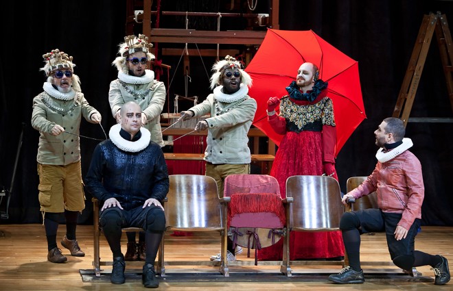 O cenário é composto por cadeiras de cinema, teares e malas |