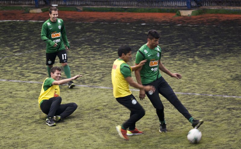 Escudero (com a bola) deve retornar ao Coritiba na partida contra o Fluminense | Marcelo Andrade/ Gazeta do Povo
