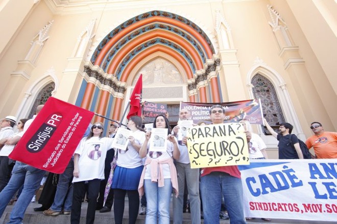 Manifestantes usaram faixas para pedir por rigor nas investigações do caso |