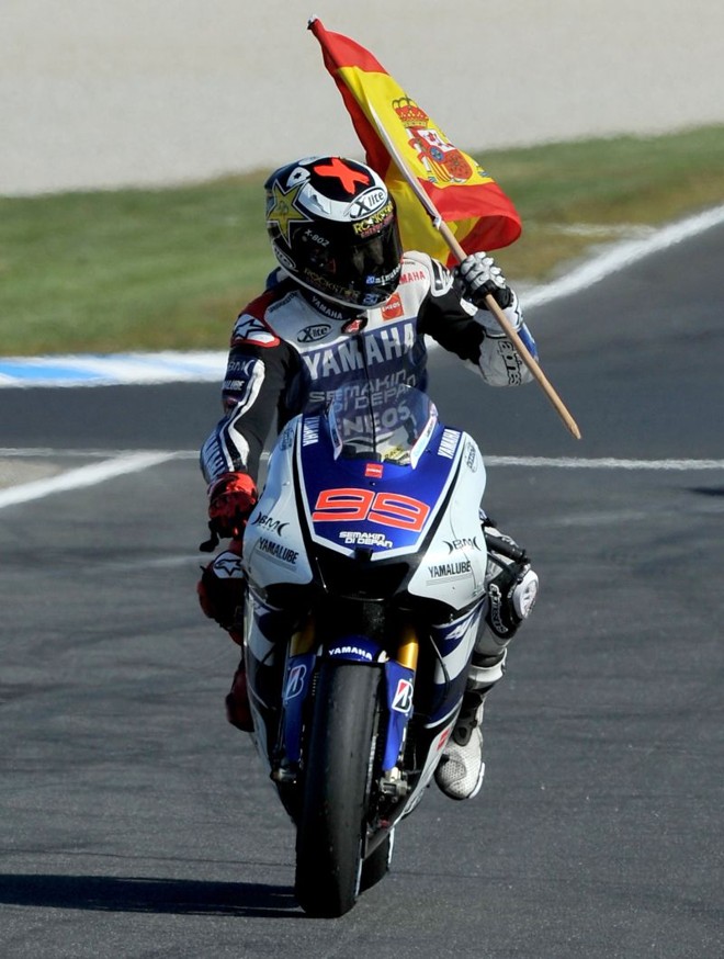 Lorenzo comemora o fim da corrida com bandeira da Espanha | 