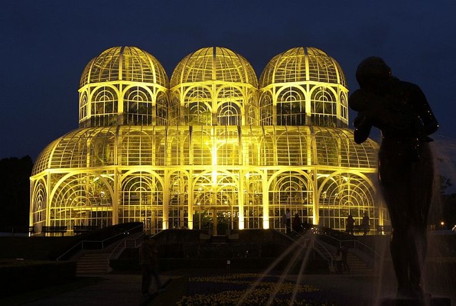 Estufa do Jardim Botânico iluminada de amarelo, em homenagem a campanha sobre o trânsito da ONU |