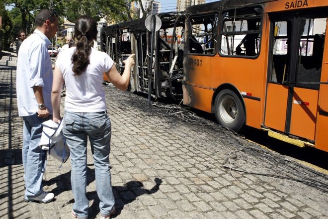 Destruição foi maior na parte de trás do coletivo |