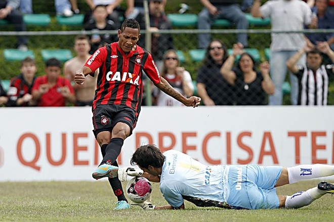 Atacante Marcão divide a bola com o goleiro Moretto, do Avaí | 