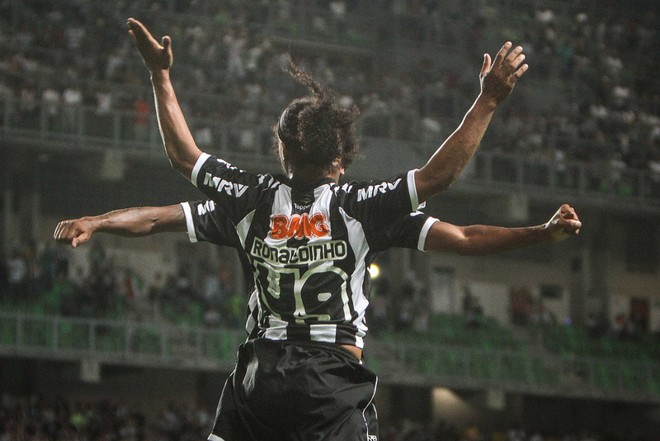 Ronaldinho Gaúcho faz a tradicional comemoração com Jô na goleada do Galo sobre o Figueira | Bruno Cantini / Atlético-MG