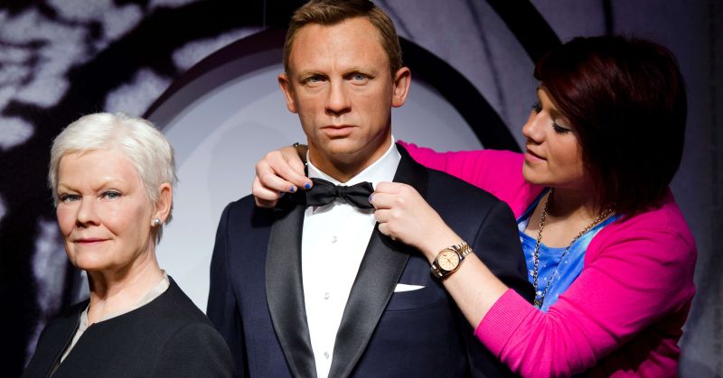 Técnica do museu Madame Tussauds, em Londres, arruma gravata de estátua de James Bond: novo filme teve a melhor estreia entre todos os longa-metragens da série | AFP PHOTO / LEON NEAL