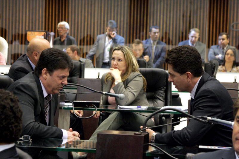 Nelson Luersen e Cleiton Kielse começaram a coletar assinaturas para a CPI do Pedágio | Nani Gois/Alep