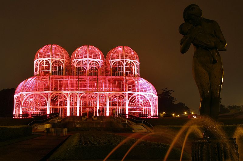 Jardim Botânico recebeu luzes em tons de rosa, em homenagem ao Outubro Rosa | Hugo Harada / Agência de Notícias Gazeta do Povo