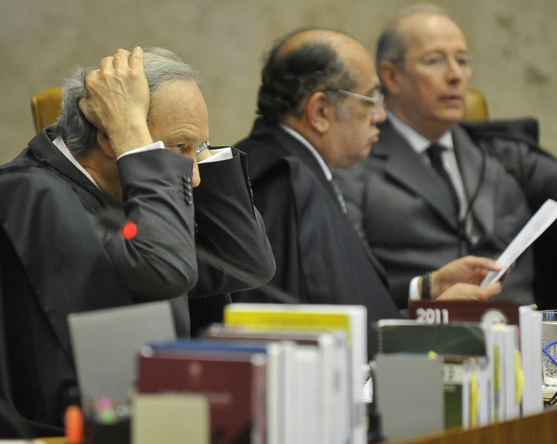 As penas ao publicitário Marcos Valério já somam mais de 20 anos de prisão. Na foto, o ministro revisor do processo do mensalão, Ricardo Lewandowski, durante a sessão em que foram definidas as punições | José Cruz / Agência Brasil