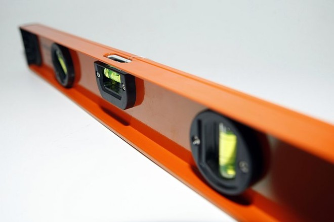 Nível de bolha: essencial para garantir que o quadro ou qualquer outro enfeite esteja paralelo ao chão ou a algum móvel. Nível de bolha: R$ 20 a R$ 45 |