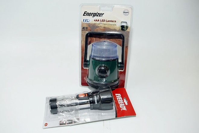 Lanternas: normalmente a troca de lâmpadas ocorre justamente à noite, tornando a lanterna a melhor aliada neste momento. Lanterna: R$ 5 a R$ 60 |